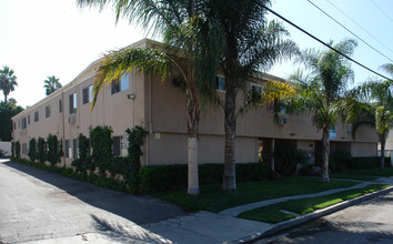 Ponderosa Palms in Santa Ana, CA - Building Photo - Building Photo