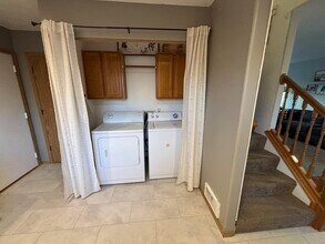 1330 N Creekside Ln in Newberg, OR - Foto de edificio - Building Photo