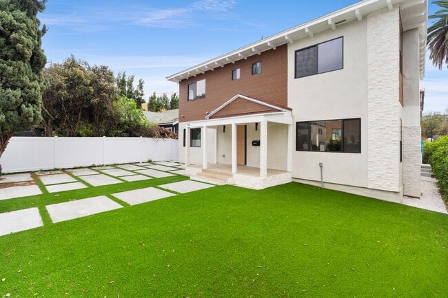 5670 Lexington Ave in Los Angeles, CA - Building Photo - Building Photo