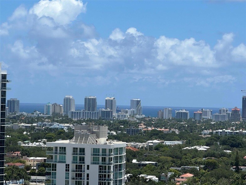 350 SE 2nd St, Unit 2450 in Fort Lauderdale, FL - Building Photo
