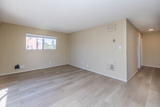 345 MacArthur in Oakland, CA - Foto de edificio - Building Photo