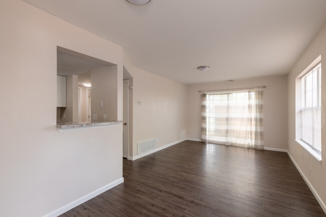Stadium View Apartments in Lawrence, KS - Foto de edificio - Building Photo