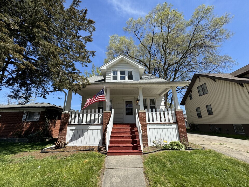 15511 N Park Ave in Eastpointe, MI - Building Photo