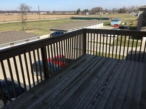 121 Aspen Ln, Unit 10 in Hills, IA - Foto de edificio - Building Photo