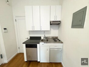 WEST 11 STREET in New York, NY - Building Photo - Building Photo