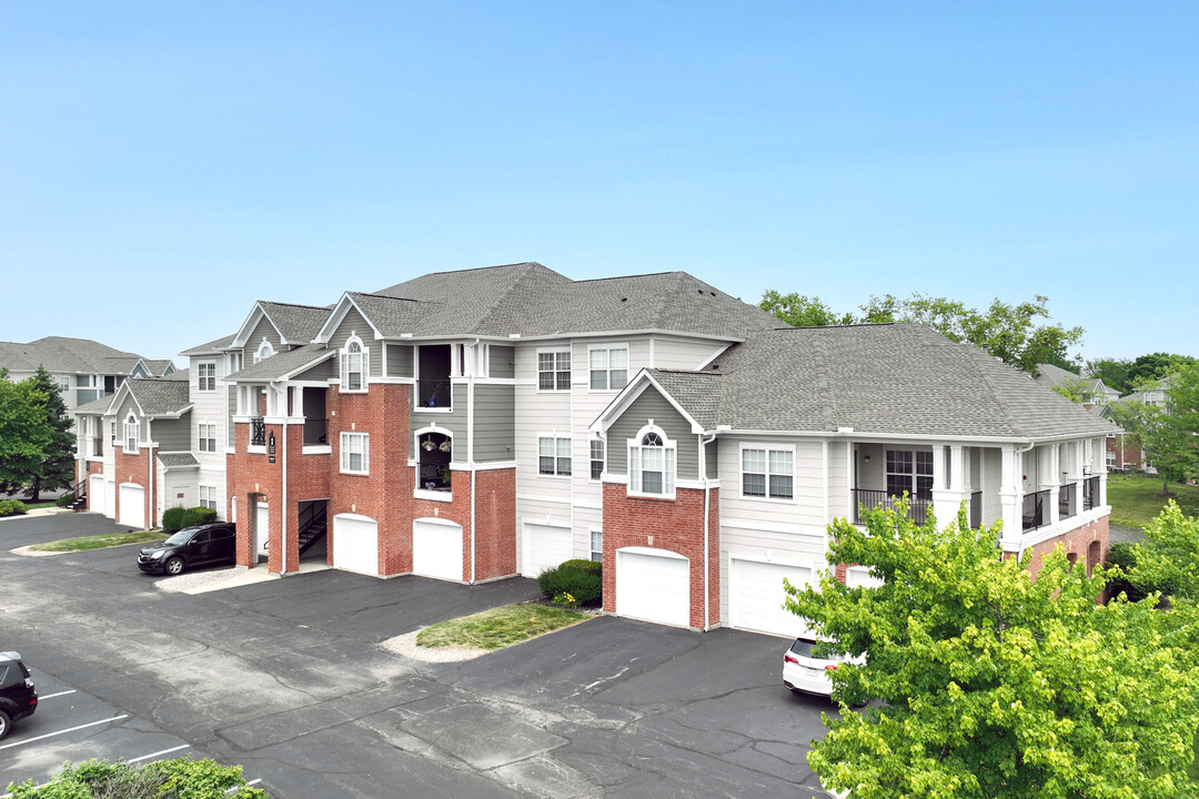 The Village on Spring Mill in Carmel, IN - Foto de edificio