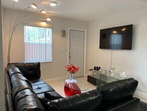 372 NE 162nd St, Unit 1 in Miami, FL - Building Photo - Building Photo