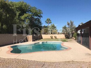 4924 S Hazelton Ln in Tempe, AZ - Foto de edificio - Building Photo