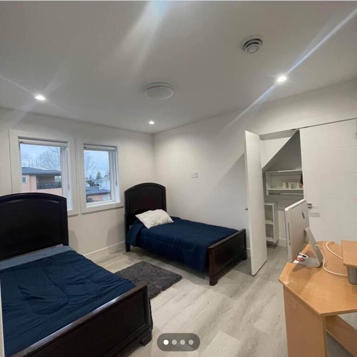6985 Canada Wy in Burnaby, BC - Building Photo