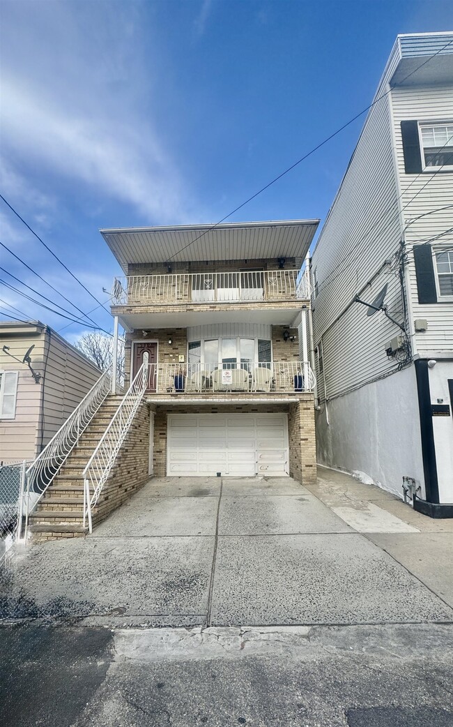 6117 Jefferson St in West New York, NJ - Building Photo - Building Photo