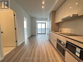 8 Interchange Wy in Vaughan, ON - Building Photo - Building Photo