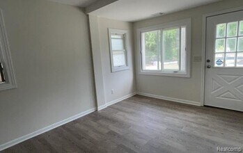 9050 Pontiac Lake Rd in White Lake, MI - Building Photo - Building Photo