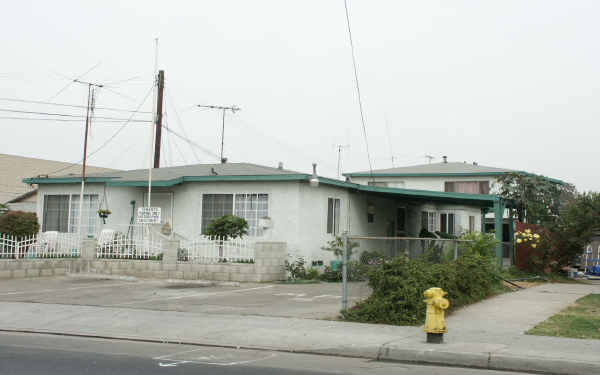 4735 Santa Ana St in Cudahy, CA - Foto de edificio