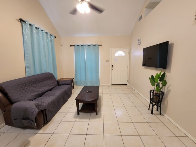 3810 W Sarah Evans in Edinburg, TX - Foto de edificio - Building Photo