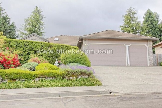 4404 NW Crystal Ct in Camas, WA - Foto de edificio - Building Photo