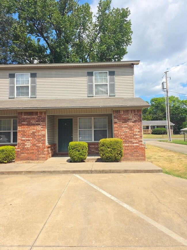 612 N Detroit Ave in Russellville, AR - Building Photo - Building Photo