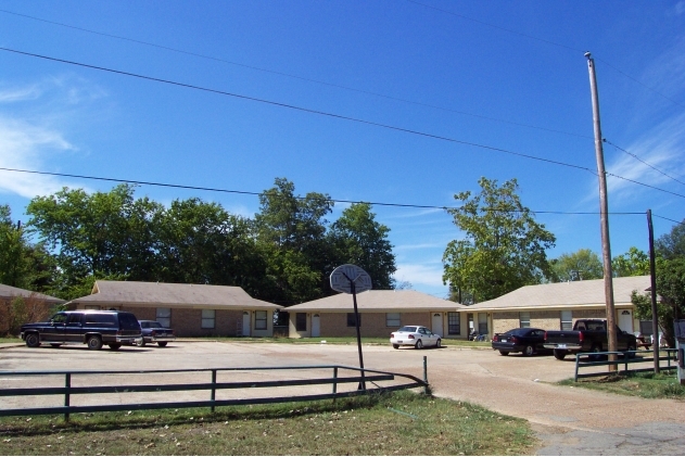 155 N Walnut St in Blossom, TX - Building Photo - Building Photo