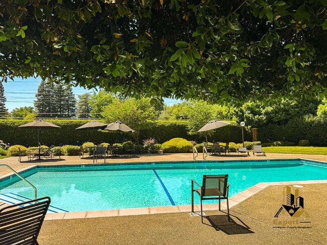 2142 University Park Dr in Sacramento, CA - Building Photo - Building Photo