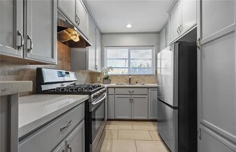 2105 E Ocean Blvd in Long Beach, CA - Building Photo - Building Photo