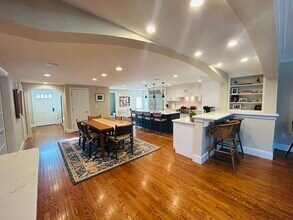 41 Oakridge Rd in Wellesley, MA - Building Photo - Building Photo