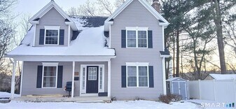 100 Beacon St in Bristol, CT - Building Photo