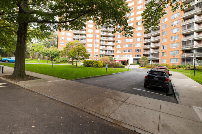 Lakeside Towers in Bayside, NY - Foto de edificio - Building Photo