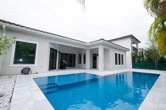 5663 Brookfield Cir in Fort Lauderdale, FL - Building Photo - Building Photo