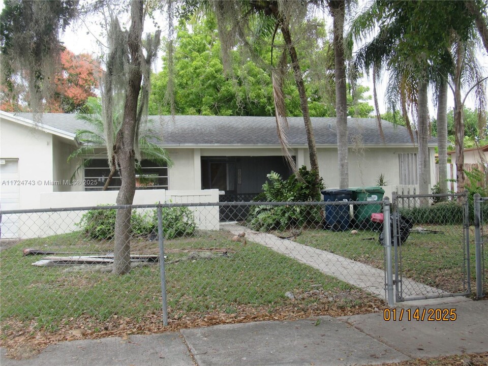 11015 SW 154th Terrace in Miami, FL - Building Photo