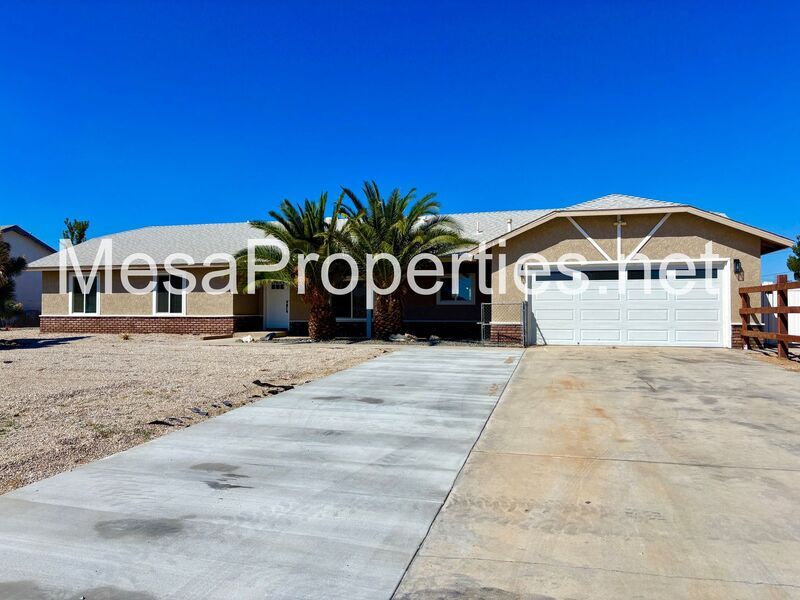 8204 Kingston Ave in Hesperia, CA - Foto de edificio
