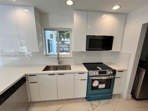 971 NW 200th Terrace in Miami, FL - Building Photo - Building Photo