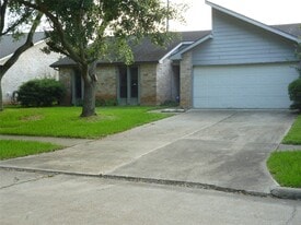 2822 Mesquite Dr in Sugar Land, TX - Building Photo