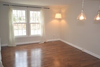 1537 Woodcrest Dr in Reston, VA - Foto de edificio - Building Photo