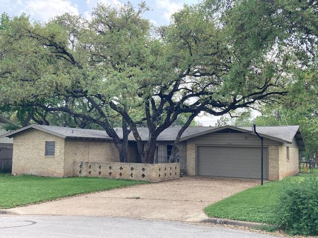 property at 2007 Oakglen Dr