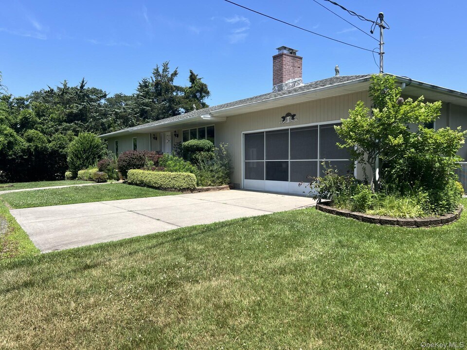 215 Leon Rd in Southold, NY - Building Photo