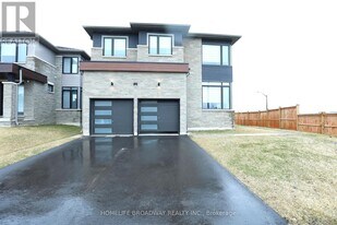 2 Rosanne Cir in Wasaga Beach, ON - Building Photo