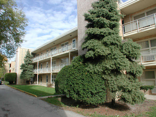 Forest Glen Apartments in La Grange Park, IL - Building Photo