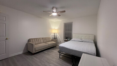 301 Winners Cir S, Unit Room 1 in Jacksonville, NC - Building Photo - Building Photo