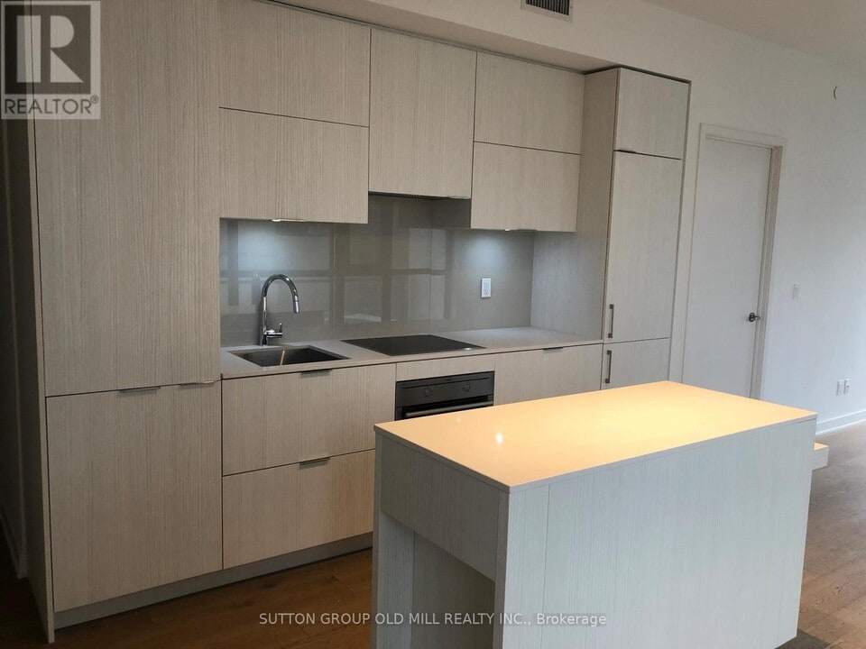 1990 Bloor St W in Toronto, ON - Building Photo