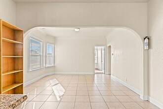 518 W MacArthur Blvd in Oakland, CA - Building Photo - Building Photo