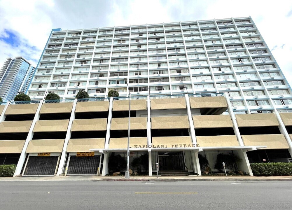 1560 Kanunu St, Unit 1620 in Honolulu, HI - Building Photo