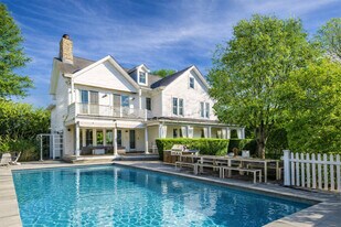 65 Prospect St in Southampton, NY - Building Photo