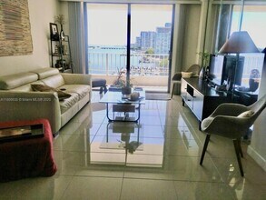 200 SE 15th Rd, Unit 9B in Miami, FL - Building Photo - Building Photo