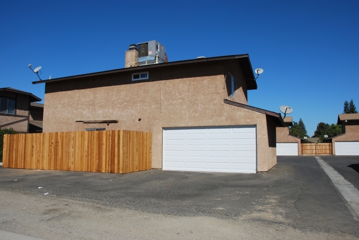 7905 S Laurelglen Blvd in Bakersfield, CA - Building Photo