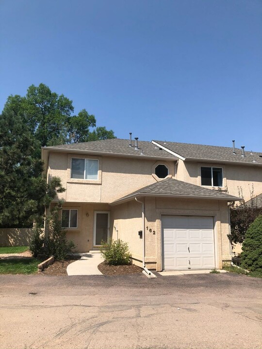 162 Creekside Ln in Colorado Springs, CO - Foto de edificio