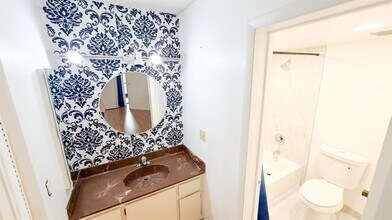 6475 W Oakland Park Blvd, Unit 104 in Lauderhill, FL - Foto de edificio - Building Photo