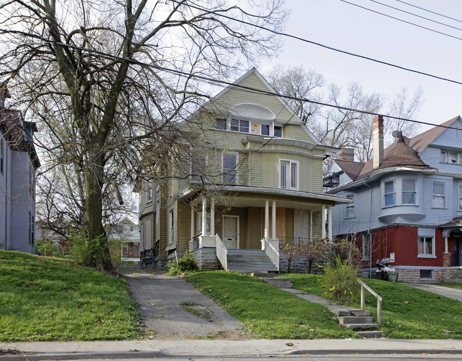 337 Forest Ave in Cincinnati, OH - Building Photo