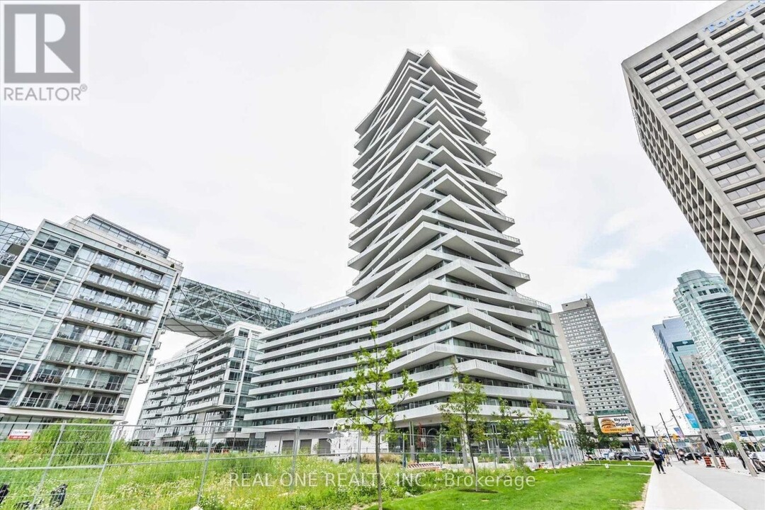 15-1015 Queens Quay E in Toronto, ON - Building Photo