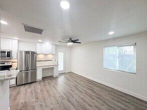 2737 E Glenrosa Ave, Unit 7 in Phoenix, AZ - Building Photo - Building Photo