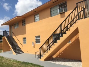 678-682 Park Dr in Hialeah, FL - Building Photo - Building Photo