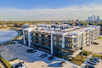 10505 Deerwood Rd in Houston, TX - Foto de edificio - Building Photo